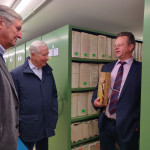 Dr. Michael Steiner und Manfred Meyer werden von Archivleiter Dr. Christoph Bachmann instruiert.