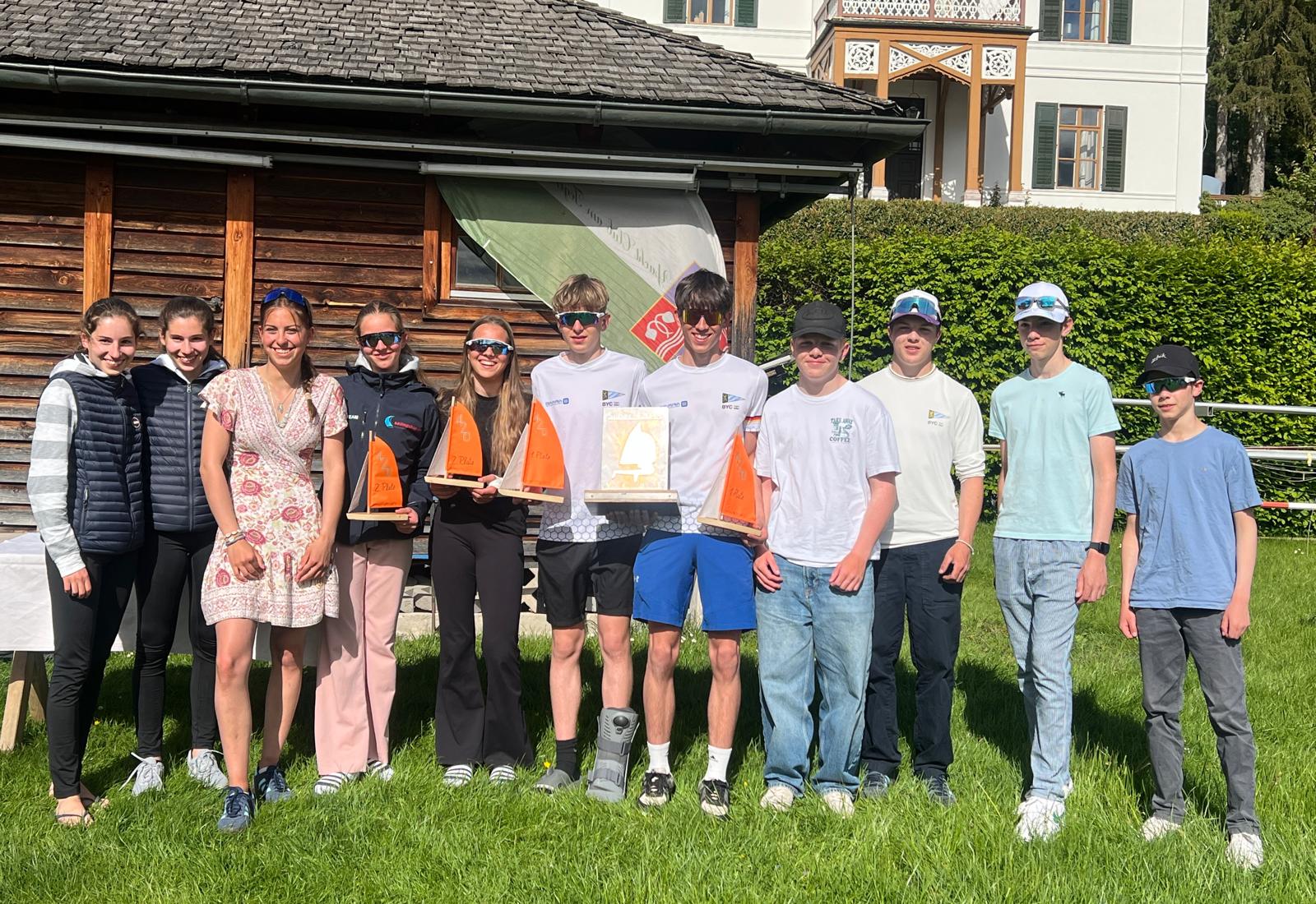 Gruppenfoto von links nach rechts: Franziska und Valentina Bachmann, Carla Hagen, Cosima Feußner, Catalina Feußner, Benjamin Häufele, Julian Klusmann, Laurin Gericke, Severin Gericke, Florentin Köstler, Felician Köstler